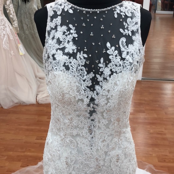 Ivory wedding gown with lace floral print - Picture 2 of 8